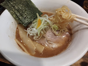 「らーめん普通盛(細麺)(900)」@麺屋 奨 TASUKU 中央林間店の写真