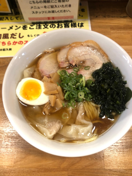「肉そば、ワンタン、鳴門わかめ」@和風だしラーメン 徳栄軒の写真
