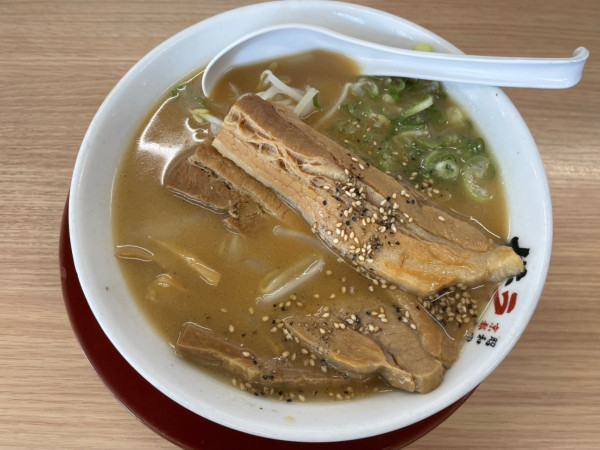 「煮込みバラ肉ラーメン　￥９８０」@ラーメン 横綱 港店の写真