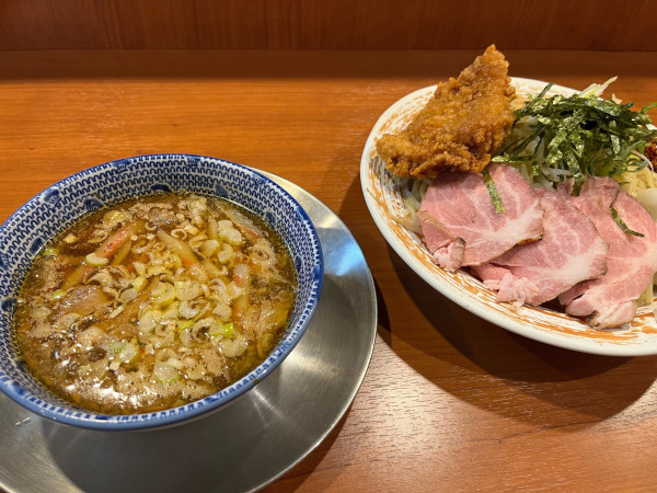 「特製坂戸つけ麺+ローストポーク」@びんびん豚 坂戸店の写真