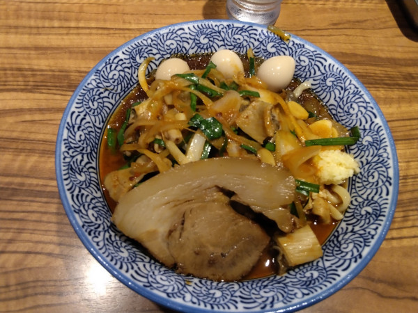 「冷し辛味噌ホルモンラーメン」@ラーメン燈郎の写真