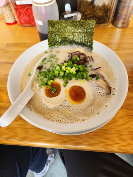「ラーメンノーマル　味玉ボンバー」@とんこつラーメン44の写真
