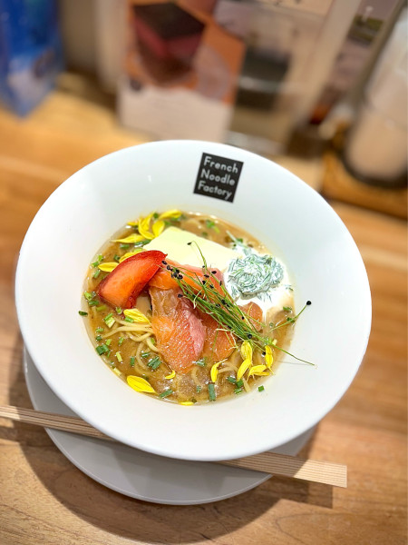 「【限定】サーモンの冷やし味噌らーめん・石狩鍋スタイル」@French Noodle Factory 東京ドームラクーア店の写真