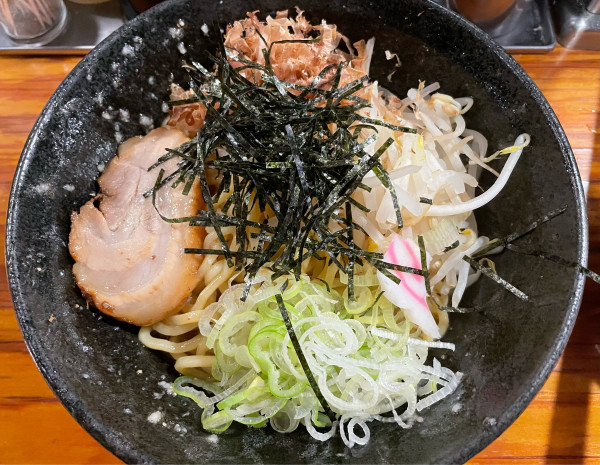 「油そば塩味」@らあ麺 やったる 新宿店の写真