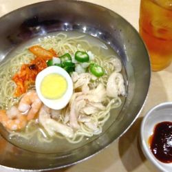 「海老と蒸し鶏のコク旨冷麺」＋ドリンクバー (1,177円)