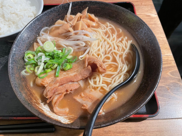 「徳島中華そば（大）＋ごはん」@うだつ食堂の写真