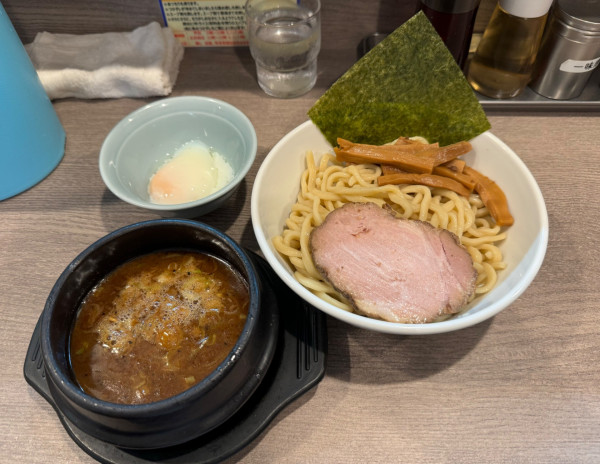 「つけ麺（小盛）＋温玉」@兎に角 松戸店の写真