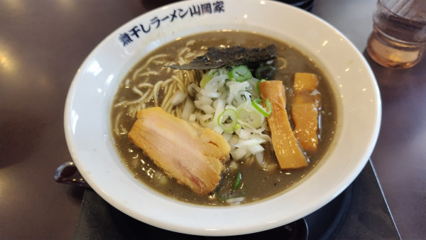 「極濃煮干し豚骨ラーメン」@煮干しラーメン山岡家 荒川沖店の写真
