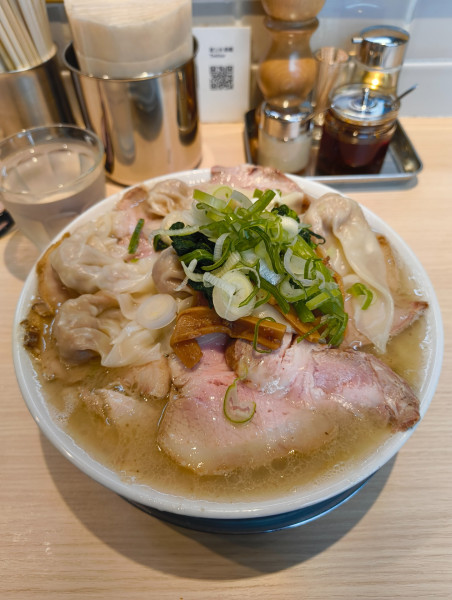 「塩チャーシューワンタンメン+大盛　1900円」@桜上水 船越の写真