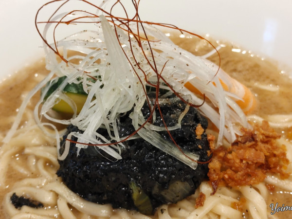 「オマール海老と黒いキーマカレーラーメン（990円）」@Fishmenの写真