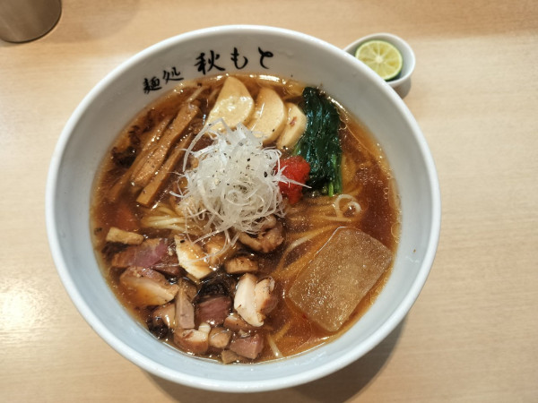 「鶏節と鰹と酢橘の冷やし醤油　1800円」@麺処 秋もとの写真