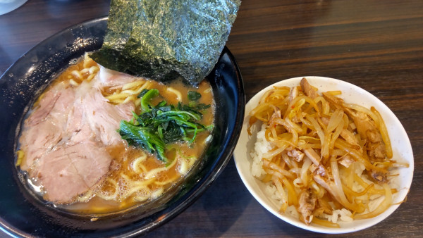 「濃厚豚骨らーめん850円　もやチャー丼50円ランチ」@横浜らーめん 寿三家の写真