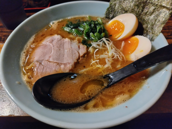 「ひろラーメン　：太麺　※硬め　＋自家製味玉　※㋚券で半額」@麺屋ひろ 新宿歌舞伎町店の写真