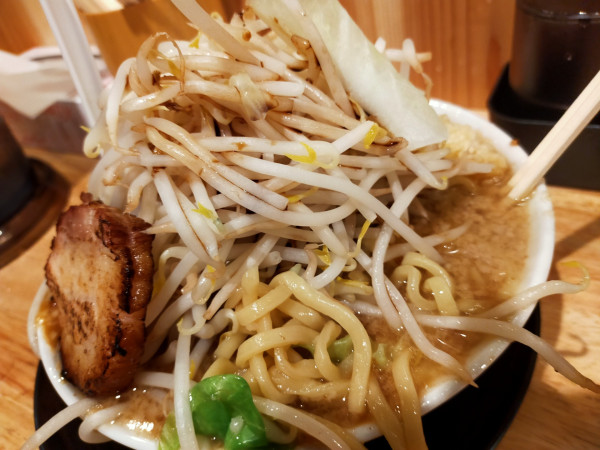 「ラーメン・大盛（野菜マシ・ニンニクマシ）」@麺's world 豊二郎の写真