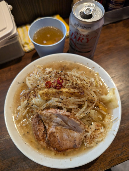 「スパイスラーメン ネパル麺 小 ＋缶ビール」@ミゾグチヤ 東十条店の写真