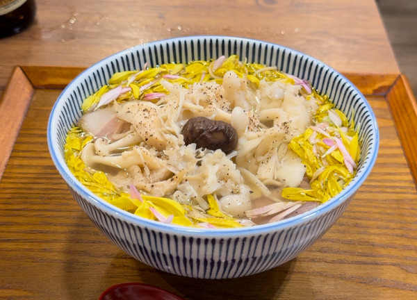 「【気まぐれ限定】重陽の菊花中華そば（塩）¥1670」@キッチンきらくの写真