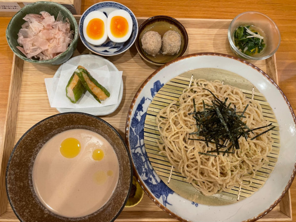 「くるみだれせいろ＋塩味玉＋実山椒つくね（1780円）」@しののめヌードルの写真