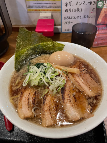 「3年1組 叉焼味玉濃厚醤油ラーメン 1,160円」@らぅ麺 ガラ喰楽学校 大宮店の写真