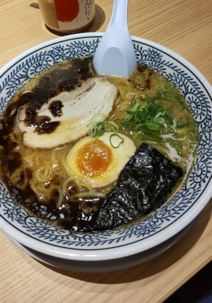 「醤油とんこつ(黒) 803円」@丸源ラーメン 横浜都筑店の写真