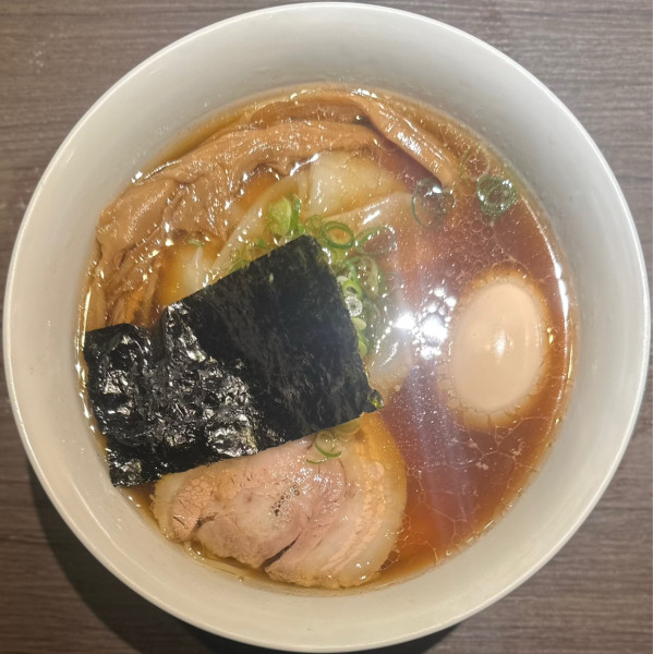 「醤油ワンタン麺 名古屋コーチン味付け玉子」@支那そばや 本店の写真