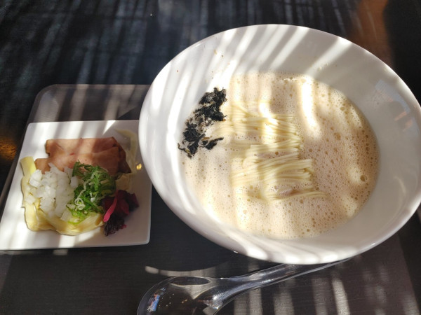 「煮干白湯ラーメン」@らぁ麺口福論の写真