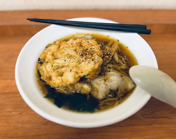 「中華そば（￥480）＋かき揚げ（￥100）」@大江戸そば 上野9・10番ホーム店の写真