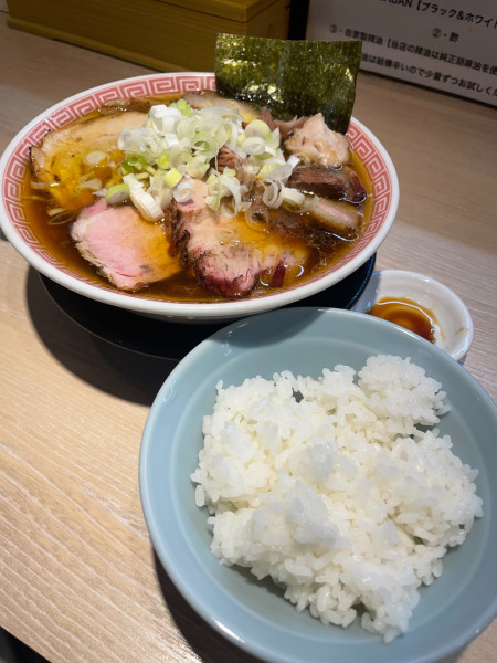 「ダブルMIXチャーシュー麺(醤油)+白飯」@まるえ中華そばの写真