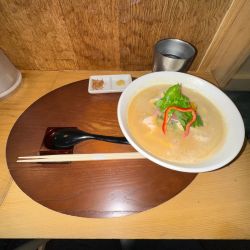 鶏白湯　醤油　1800円　インバウン麺価格！
