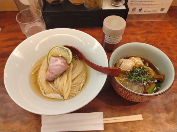「昆布水つけ麺(醤油)冷やし¥1300+海老ワンタン¥250-」@三馬路 東京店の写真