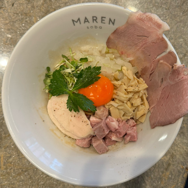 「チャーシューしょうゆまぜそば 1,350円」@soba MAREN 渋谷店の写真