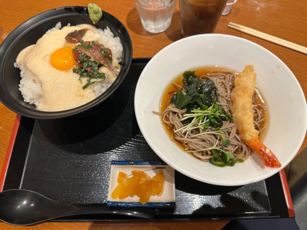 「日替り麺セット（大盛・海鮮山かけ丼＋海老天冷しそば）950円」@海鮮茶屋 一鮮の写真