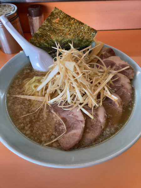「ネギチャーシューメン　1300円」@ラーメンショップ 味源 朝霞店の写真