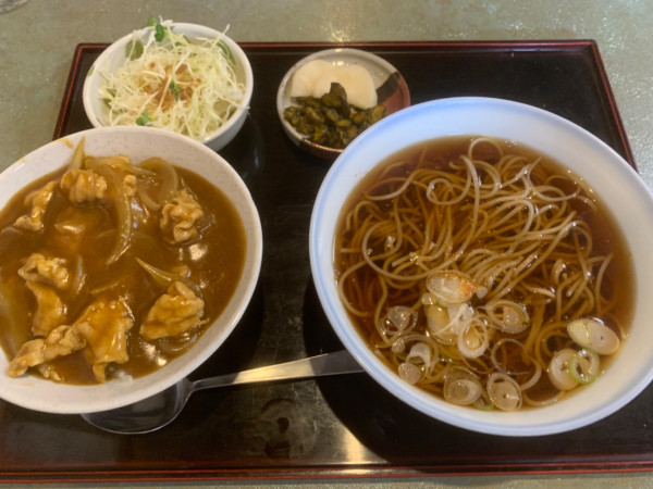 「ランチ（そば＋カレー丼）900円」@そば処 尾張屋の写真