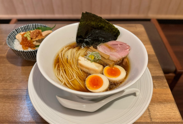 「津軽煮干し中華蕎麦（味玉入り）¥950」@酒肴場 屯の写真