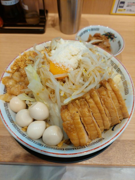 「小豚汁なし+肉かすあぶら+うずら、粉チーズ」@豚山 五反田店の写真