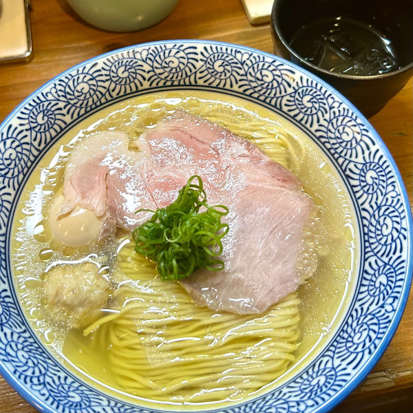 「鶏塩そば＋白州（ロック）」@鶏そばAkariの写真