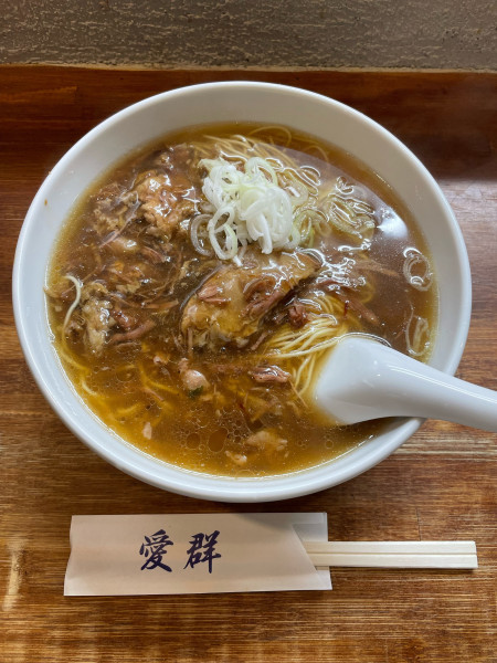 「牛バラ肉そば(1050円)」@愛群の写真