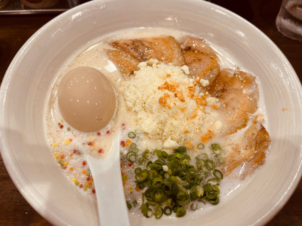 「濃厚チーズ豚骨+黒豚焼豚」@自家製多加水極太麺 ISAMIの写真