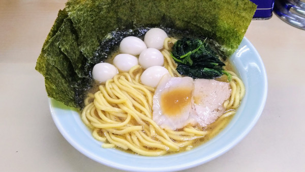 「ラーメン(味濃いめ･麺硬め･油少なめ)+海苔･うずら」@壱六家 大船店の写真