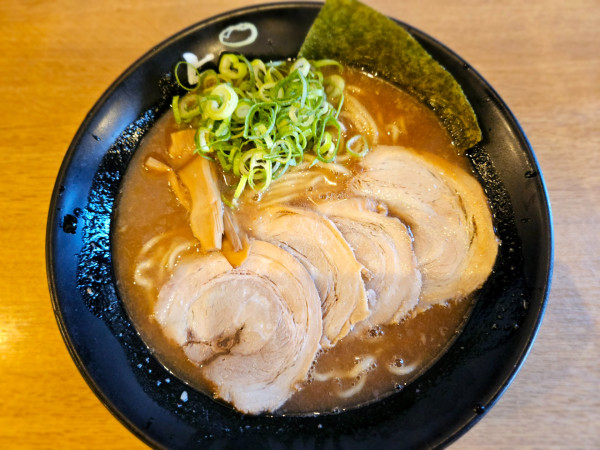 「とんこつらーめん」@らーめん与七 南草津店の写真