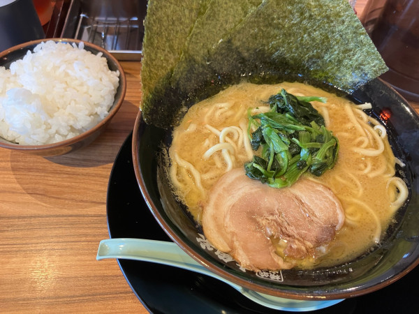 「ラーメン並600円（壱角家の日）＋ライス150円」@横浜家系ラーメン 壱角家 越谷店の写真