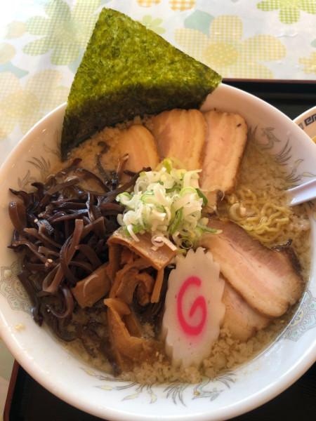 「こってり醤油らーめん、チャーシュー、きくらげ」@ばつぐんの写真