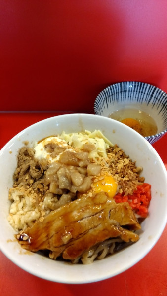 「ジャンク+麺300g+生卵」@まぜそばマゼロー 船橋店の写真