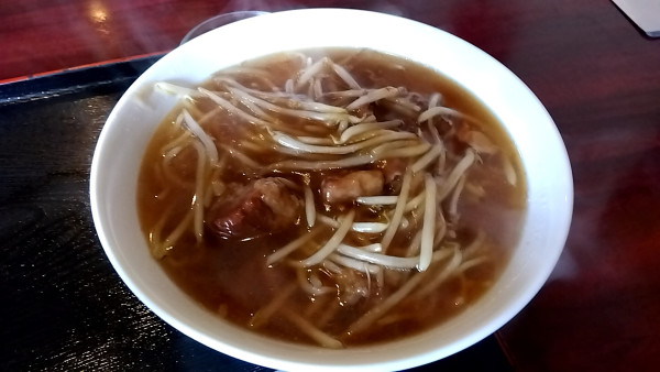 「牛肉ラーメン（半炒飯ランチセット９００円）」@餃子酒場の写真