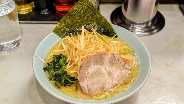 「醤油とんこつネギラーメン（並）＋ライス（1,020円＋240円〆」@横浜家系ラーメン ほどが家の写真