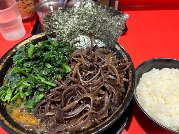 「ラーメン中＋半ライス＋ほうれん草＋きくらげ」@環2家 川崎店の写真