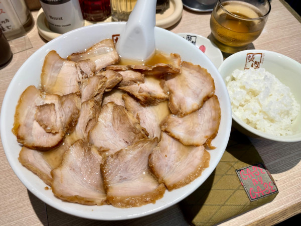 「メガ盛り焼豚ラーメン+サービスライス」@喜多方ラーメン坂内 新宿西口思い出横丁店の写真