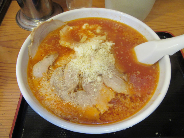 「トマトチーズ麺（９００円）＋チャーシュー３００円」@ラーメン とらじ食堂の写真