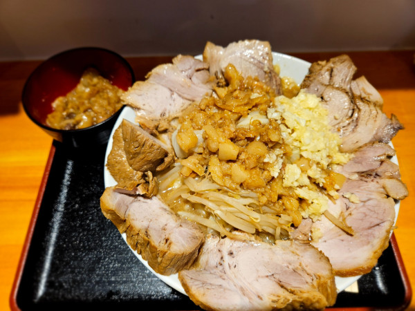 「ラーメン豚3枚+豚マシ」@限界を超えろ 京成大久保校の写真