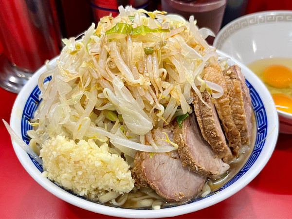「大豚入り 豚4枚 冷やし ニンニク ヤサイ カラメ 生卵×3」@ラーメン二郎 生田駅前店の写真
